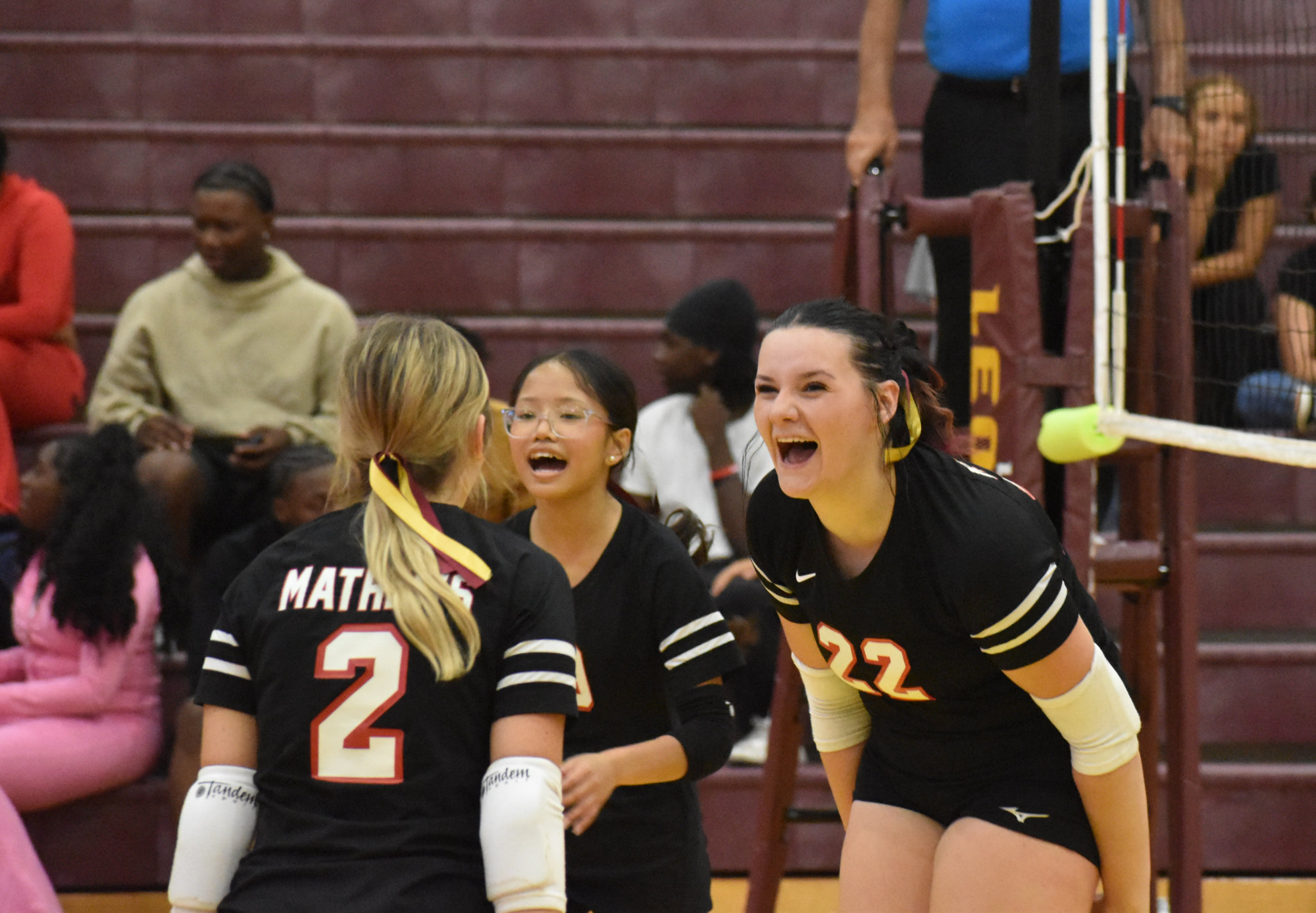 Mathews rallies from 2-set deficit to stun Liberty